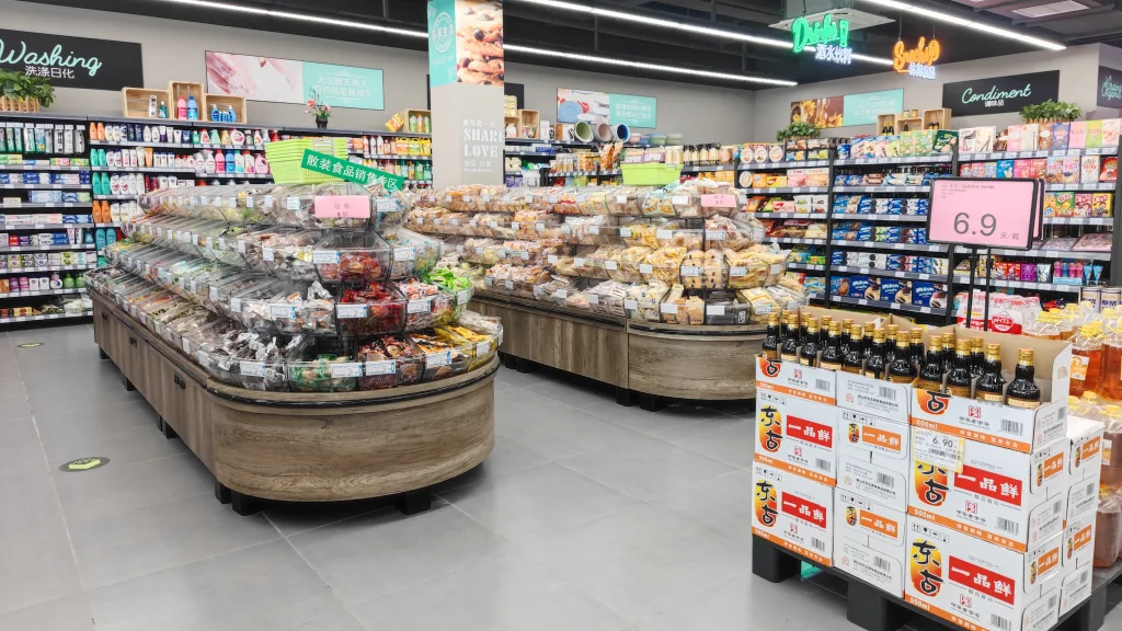Low, see-through convenience store shelving that keeps sightlines open